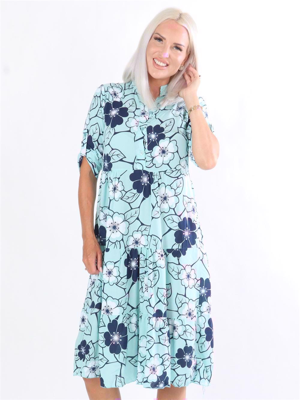 Darcy - Armégrön klänning med blomstermotiv i lagerform